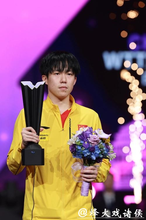 一张颁奖自拍照，竟藏了这么多戏，王楚钦笑得阳光灿烂，户上隼辅满脸“追星”喜悦，张本智和微妙表情透露无声故事