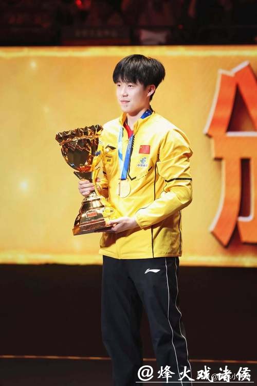 一张颁奖自拍照，竟藏了这么多戏，王楚钦笑得阳光灿烂，户上隼辅满脸“追星”喜悦，张本智和微妙表情透露无声故事